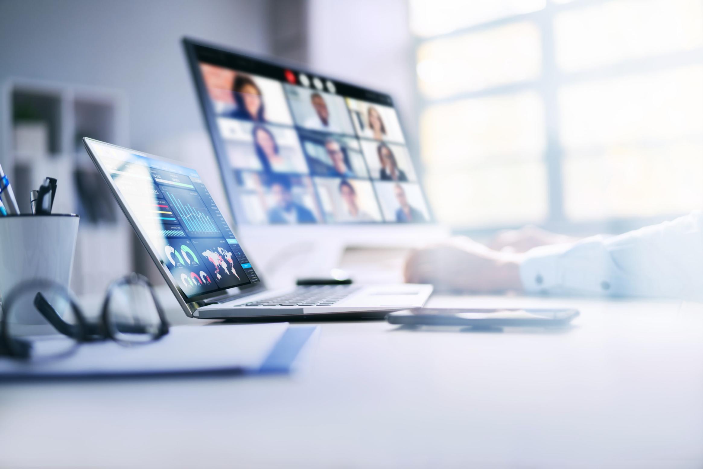 Strukturierter Arbeitsplatz für Online-Lernen mit optimaler Technik und Organisation