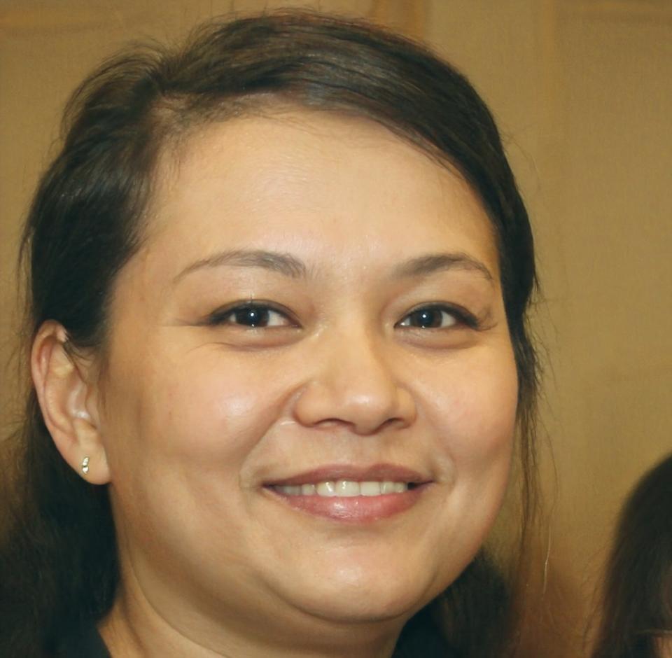 Konzentrierte Lernende nutzt bewährte Methoden für effektives Fernstudium